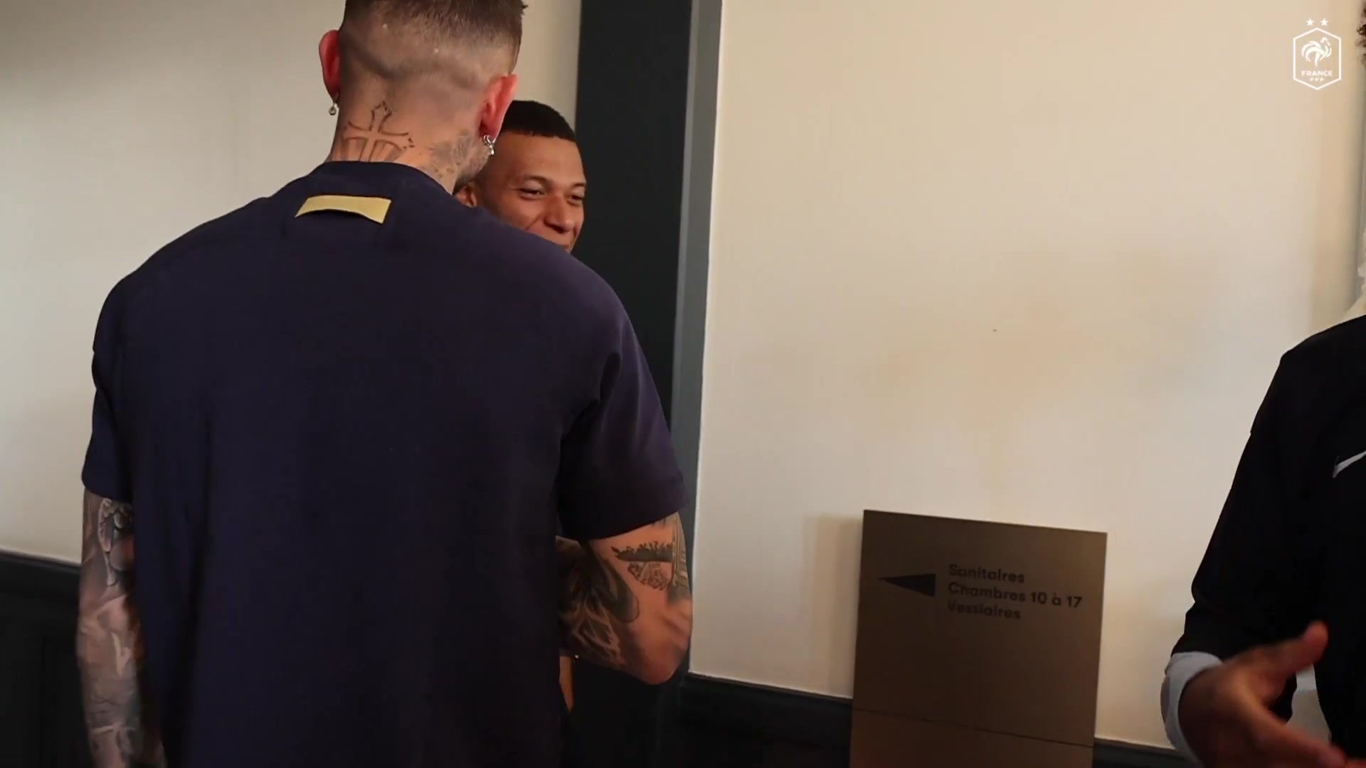 热情欢迎?5位欧冠冠军到法国队报到，姆巴佩开心大笑&握手拥抱